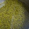 Nhặt bỏ các hạt đậu xanh bị hỏng, vo nhiều nước cho sạch, rồi đem ngâm đậu xanh vào thau nước khoảng 30 phút cho hạt đậu nở mềm.