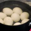Trứng vịt luộc chín, bóc vỏ. Xắt đôi quả trứng, lấy phần lòng đỏ ra hết, 1/2 lòng trắng giữ lại, 1/2 lòng trắng cắt nhỏ