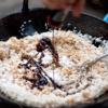 Phi thơm tỏi với phần nước ướp gà còn thừa. Tiếp theo, các bạn cho gạo vào đảo. Thêm chút xíu nước tương để tạo màu cho cơm.