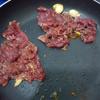 Phi thơm tỏi với chút dầu ăn rồi cho thịt bò đã ướp vào xào chín, thêm rau cải rổ vào xào chung.