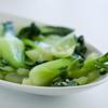 Cho cải thìa ra đĩa, rau vẫn giữ được màu xanh, kết hợp với mùi thơm của tỏi và gừng rất hấp dẫn, dân dã. Bảo đảm chấm với nước tương là sẽ đưa cơm lắm nha.