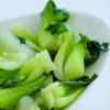 Cho cải thìa ra đĩa, rau vẫn giữ được màu xanh, kết hợp với mùi thơm của tỏi và gừng rất hấp dẫn, dân dã. Bảo đảm chấm với nước tương là sẽ đưa cơm lắm nha.