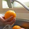Rửa cam thật sạch, dùng muối và muối nở xát nhẹ lên bề mặt để vỏ sạch hoàn toàn, rửa lại bằng nước sạch.
