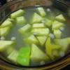 Bắt nồi nước nấu sôi cho trái bí nguyên trái vào luộc chín vớt ra. Cho bí cắt nhỏ và đậu phộng vào nấu cho bí chín.