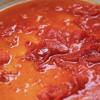 Cho 2 muỗng canh dầu ăn vào chảo, xào cà chua chín, cho thêm 2 muỗng canh sốt cà chua để tạo màu.
