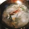 Đun nóng 20-30ml dầu ăn, cho gừng lát, hành lá cắt khúc vào xào thơm. Cho cá đã ướp vào chiên lửa nhỏ vừa cho thịt cá săn lại. Sau đó đổ nước sôi vào cho ngập cá chép.