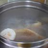 Cho 5 chén nước lọc vào nồi, thêm cá chỉ vàng chiên và trứng chiên vào, đậy nắp, đun to lửa rồi hạ lửa vừa đun sôi 30 phút. Khi canh có màu trắng sữa thì nêm vào muối và tiêu xay, trộn đều, tắt bếp.