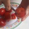 Cà chua rửa sạch, để ráo, cắt khoanh trên đầu trái, dùng muỗng múc sạch hạt bên trong. Hành lá, ngò rí rửa sạch cắt nhỏ.