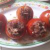 Tiến hành nhồi thịt: Cho thịt heo vào trái cà chua đã nạo sạch ruột, nhồi thịt đến ngang miệng trái. Làm tương tự đến hết thịt và cà chua.