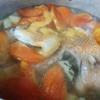 Nấu sôi  khoảng 1.2 lít nước, cho thơm và cà chua vào nấu khoảng 5 phút. Sau đó cho cá điêu hồng vào nấu cùng cho cá chín. Nêm lại cho vừa ăn, thêm tiêu hành lá cho thơm.