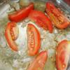 Phi thơm hành tím băm với 2 muỗng canh dầu ăn, cho cà chua vào, xào khoảng 3 phút.