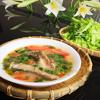 Canh cá khoai nấu mẻ là món ăn giản dị phổ biển trong nhiều bữa cơm của gia đình Việt. Món canh vị chua chua, thịt cá mềm thơm, cùng các loại rau thơm hấp dẫn.