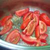 Đun nóng 2 muỗng canh dầu ăn. Khi dầu nóng cho hành tím vào phi thơm. Tiếp đến cho cà chua trên vào xào kĩ. Sau đó cho 1 tô canh nước cùng chút muối vào đun sôi. Nước sôi cho từ từ phần cơm mẻ ở trên vào, nêm nếm vừa ăn. 