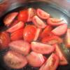 Đun nóng 1 muỗng canh dầu ăn, cho tỏi băm vào phi thơm. Cho cà chua vào xào sơ. Tiếp đến cho 1.5 lít nước vào ngập cà chua, đun sôi.