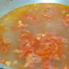 Khi cà chua chín mềm, cho 700ml nước vào nồi, nấu sôi. Cho cá vào, nấu thêm khoảng 5 phút. 