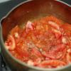 Cho 2 muỗng canh dầu ăn vào nồi, cho cà chua vào xào.