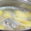 Cho phần thân cá và chảo chiên với 2 muỗng cà phê dầu ăn. Đun sôi lại nồi nước dùng ở trên, thả thơm và phần thân cá vào đun sôi khoảng 5 phút thì nêm với khoảng 2 muỗng canh hạt nêm.