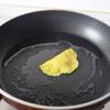 Trứng đập ra chén, thêm 1 muỗng cà phê hạt nêm, muối, bột ngọt vào, khuấy đều. Làm nóng 2 muỗng canh dầu ăn trong chảo, dùng muỗng múc trứng vào chiên, khi thấy trứng gần chín, cho tôm vào giữa, gập trứng lại.
