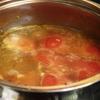 Xào cà chua với 2 muỗng canh dầu ăn trong nồi khoảng 2 phút. Đổ 500ml nước vào, nấu sôi.