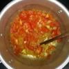 Phi thơm 1 muỗng canh dầu ăn với tỏi bằm, cho cà chua vào xào chín. Chờ cho cà chua mềm, ra nước màu đẹp thì châm vào nồi nước lạnh vừa đủ ăn.
