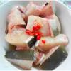 Cắt cá thành từng phần nhỏ, ướp cá với 1 muỗng canh nước mắm và 2 trái ớt đỏ cắt nhỏ.