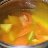 Cách nấu canh chua chay: Đổ nước vào nồi cà chua và dứa, nấu sôi. Cho phần nước cốt me, đậu bắp vào nồi canh chua chay và tiếp tục nấu.