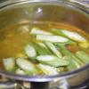 Cách nấu canh chua chay: Đổ nước vào nồi cà chua và dứa, nấu sôi. Cho phần nước cốt me, đậu bắp vào nồi canh chua chay và tiếp tục nấu.