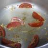 Phi thơm tỏi băm với 1 muỗng canh dầu ăn, cho cà chua vào, xào khoảng 2 phút.