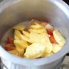 Cách nấu canh chua tôm: Bắc nồi lên bếp, thêm 1 ít dầu phi thơm tỏi và tôm đã bóc vỏ cho vào nồi xào nhanh tay. Khi tôm đã chuyển màu cho cà chua, thơm vào xào đến khi cà chua mềm.