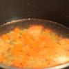 Thêm vào 3 chén nước lọc, đun sôi rồi cho tiếp cà rốt và đậu Hà Lan vào đun cùng.