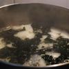 Đun sôi 400ml nước, cho củ cải trắng, rong biển khô vào, nấu sôi khoảng 3 phút.