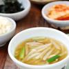 Múc canh ra tô và thưởng thức. Canh đậu tương củ cải Hàn Quốc là món canh giản vị với các nguyên liệu rẻ và dễ tìm. Món canh với củ cải chín mềm, nước canh thanh đạm, nóng hổi dùng với cơm nóng thì tuyệt.