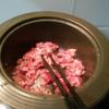 Sau khi thịt bò đã ngấm gia vị, cho nồi lên bếp đun nóng dầu ăn và cho thịt bò vào xào chín tới.