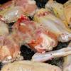 Làm nóng dầu ăn trong chảo, cho cánh gà đã ướp vào, chiên vàng giòn. Gắp cánh gà ra đĩa, để ráo dầu ăn.