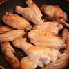 Làm nóng dầu ăn trong chảo, cho cánh gà vào, chiên vàng giòn 2 mặt.