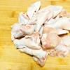 Cánh gà đem bóp với 1 chút giấm và muối cho kỹ rồi đem rửa lại sạch sẽ, chặt cánh gà làm 3 đoạn cho vừa ăn rồi cho vào tô, thêm 1 thìa rượu trắng, 1 chút muối, tiêu trắng và trộn đều, ướp khoảng 20-30 phút.