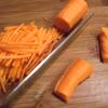 Cà rốt và củ cải trắng gọt vỏ, rửa sạch. Sau đó cắt sợi cà rốt và củ cải.