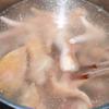Đun sôi khoảng 1 lít nước trong nồi. Khi nước sôi, cho thịt gà vào, nấu khoảng 20 phút hoặc đến khi chân gà mềm là được.