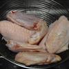 Rửa sạch cánh gà rồi ngâm trong nước khoảng 20 phút, sau đó vớt ra để ráo.