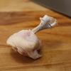 Cánh gà rửa sạch, để ráo nước rồi dùng dao bén cắt xung quanh phần xương nhỏ hơn của cánh gà và dồn phần thịt lên trên. Tiếp theo cho 2 muỗng mật ong, 2 muỗng tương cà, 1 muỗng đường, 2 muỗng nước tương, 1/2 muỗng muối, 1 muỗng dầu hào, 1 muỗng rượu trắng vào tô khuấy đều.