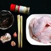 Cánh gà rửa sạch với giấm và muối, để ráo nước, sau đó chặt cánh gà làm 3 đoạn theo các khớp của cánh gà. Tỏi, hành, sả đập dập băm nhỏ.