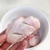Làm sạch các miếng cánh gà, ngâm vào nước lạnh để loại bỏ máu. Sau đó rửa sạch, dùng dao khứa vài đường song song lên thịt cánh gà cho dễ ngấm gia vị.