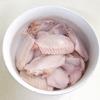 Làm sạch các miếng cánh gà, ngâm vào nước lạnh để loại bỏ máu. Sau đó rửa sạch, dùng dao khứa vài đường song song lên thịt cánh gà cho dễ ngấm gia vị.