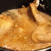 Đun nóng dầu ăn trong nồi nhỏ, thả cánh gà vào rán vàng, gắp ra đĩa có lót giấy thấm bớt dầu ăn.