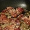 Làm nóng 50ml dầu ăn trong chảo, cho cánh gà đã ướp ở trên vào chiên vàng, giòn.