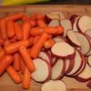 Cà rốt và khoai tây rửa thật sạch rồi cắt khoai tây thành lát mỏng.