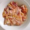 Sơ chế nguyên liệu làm canh hầm rau củ: Đem nhạt sạch, rửa sạch các loại rau củ rồi cắt khúc vừa ăn. Rửa sạch thịt gà và ướp phân nửa gia vị vào thịt gà cho thấm.