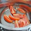 Làm nóng dầu ăn. Cho hành tím vào phi thơm. Sau đó cho cà chua vào, xào chín. 