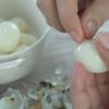 Trứng cút luộc chín, lột vỏ. Măng tươi luộc hở nắp nhiều lần cho chín và bay hơi hết chất độc, xả qua nước lạnh rồi tước thành sợi nhỏ.