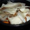 Lấy 1 nồi khác, cho nước vào đun sôi, cho nấm và thịt xay vào nấu khoảng 4 phút, nêm gia vị vừa ăn. Múc canh ra tô, rắc hành lá cắt nhỏ vào, dùng nóng.